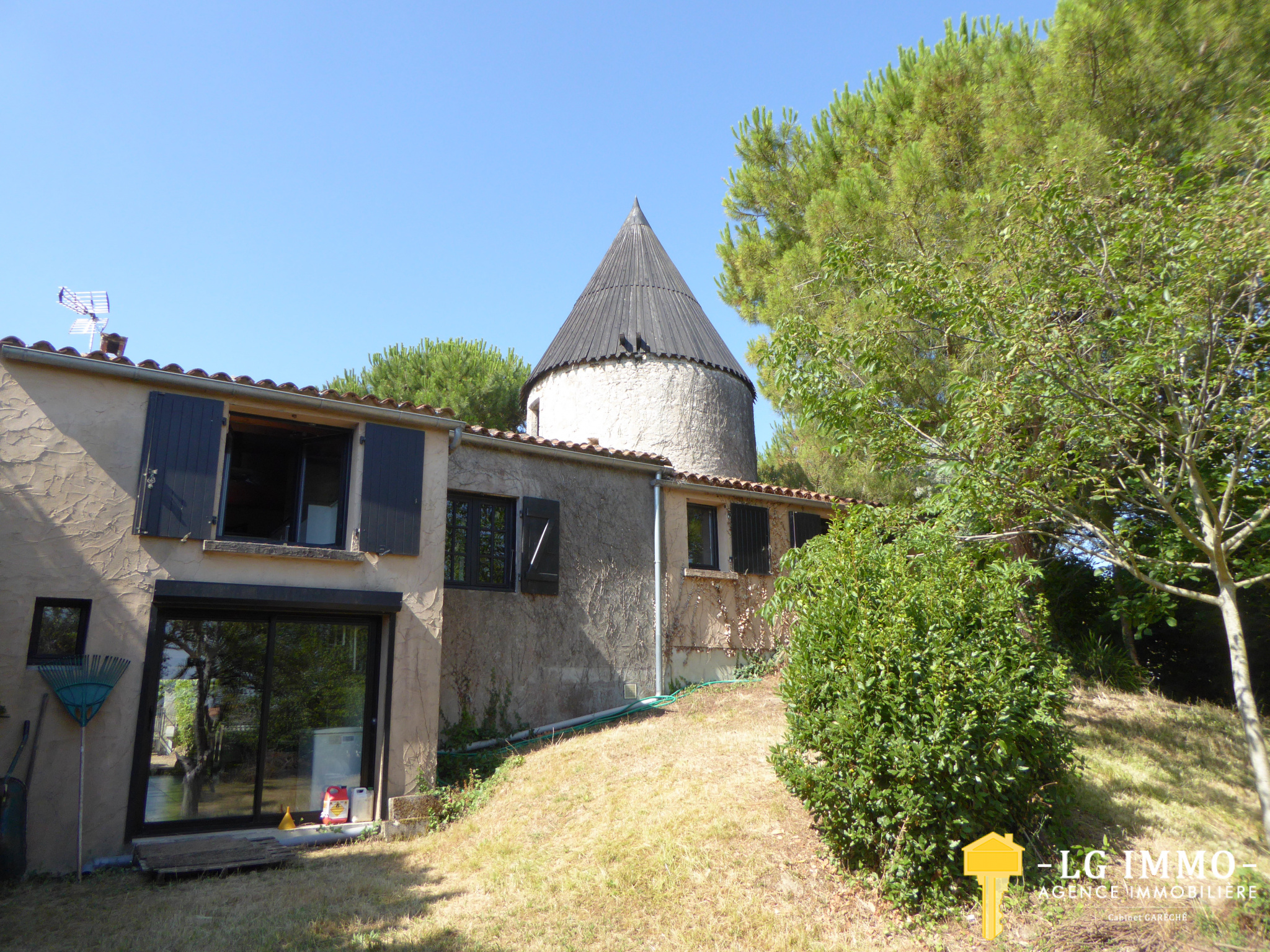 Une Charmante Propriété Avec Moulin Du Xvii Siècle Située Au Dessus Des Falaises De Meschers Sur Gironde Ave